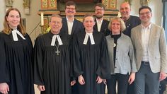 Jonas Scholz (Mitte) bei seiner Ordination mit Silke Kuhlmann, Hans Christian Brandy, Simon Reinecke, Jonas Drude, Britta Grotheer-Schmitz, Heiko Kaum und Henning Mahnken (von links).