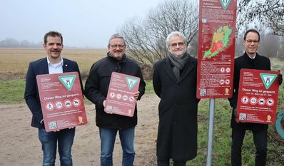 Der Landkreis ist durch das Bundesnaturschutzgesetz verpflichtet, Schutzgebiete zu kennzeichnen. Die ersten Schilder wurden nun in der Hammeniederung und im Teufelsmoor aufgestellt. Foto: eb