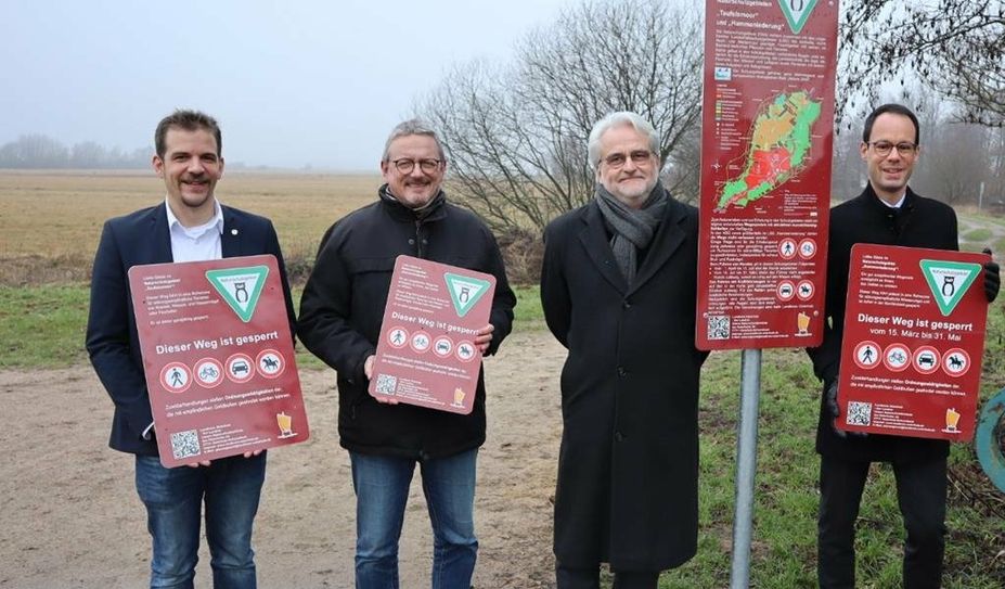 Der Landkreis ist durch das Bundesnaturschutzgesetz verpflichtet, Schutzgebiete zu kennzeichnen. Die ersten Schilder wurden nun in der Hammeniederung und im Teufelsmoor aufgestellt. Foto: eb