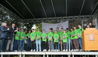 Sie sind mächtig stolz: Bürgermeisterin Christina Jantz-Herrmann und alle beteiligten Sportler:innen sowie weitere Vereinsmitglieder.