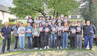 Gemeinsam mit den Mobilitätsexperten und der Polizeiinspektion präsentieren die Jugendlichen ihre Nachweise.