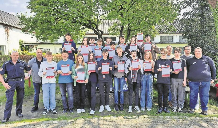 Gemeinsam mit den Mobilitätsexperten und der Polizeiinspektion präsentieren die Jugendlichen ihre Nachweise.