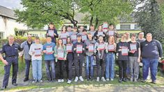 Gemeinsam mit den Mobilitätsexperten und der Polizeiinspektion präsentieren die Jugendlichen ihre Nachweise.