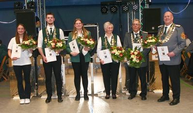 Das Königshaus 2025 des Bezirksschützenverbandes Osterholz (von links): Julina Kück, Marcel Meyer, Merle-Emily Mehrtens, Edith Tienken, Thomas Finkel, Harald Kück.