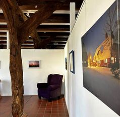 Im Kulturzentrum Murkens Hof sind Fotomotive von Bürger:innen zu sehen.