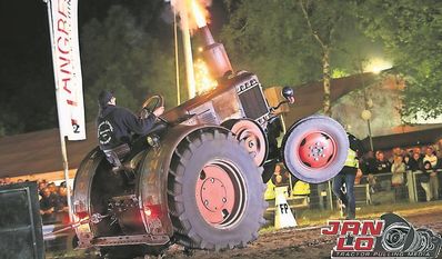 Gewagte Kunststücke und viel Show erwartet die Zuschauer:innen und Teilnehmenden beim Farm Pulling in Volkmarst.