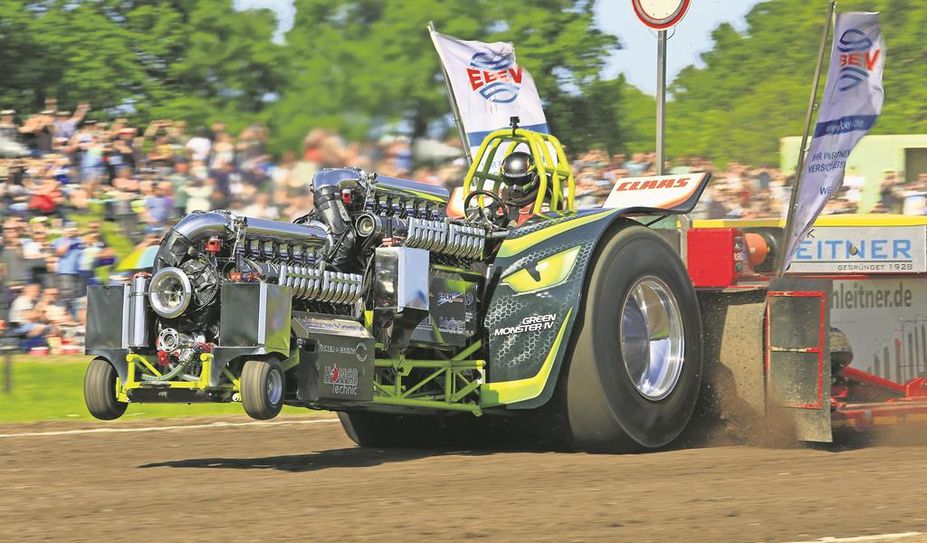 Gewagte Kunststücke und viel Show erwartet die Zuschauer:innen und Teilnehmenden beim Farm Pulling in Volkmarst.