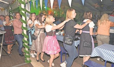 Ausgelassen feiern und tanzen - das geht beim Oktoberfest in Nieder Ochtenhausen.