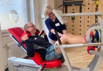 Carsten Gwildies und seine Physiotherapeutin Kerstin Brünjes geben alles, damit er bal wieder durchstarten kann.