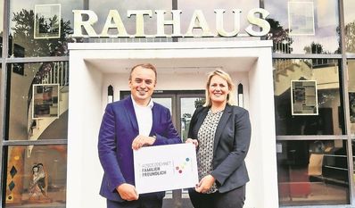 Mit Stolz wird die Auszeichnung präsentiert.