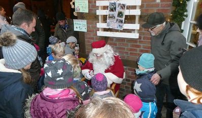 Auch der Weihnachtsmann kommt vorbei und verteilt Geschenke.