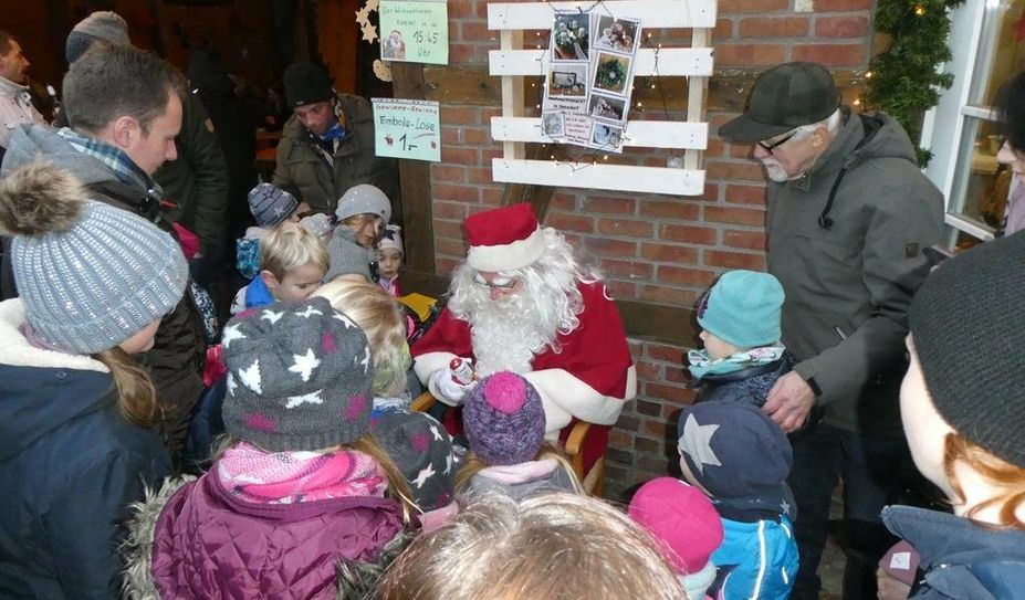 Auch der Weihnachtsmann kommt vorbei und verteilt Geschenke.