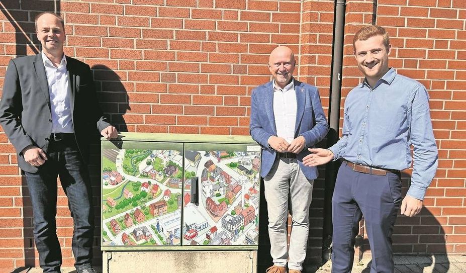 Zeigen einen der ersten neu gestalteten Verteilerkästen (v. li.): Björn Muth (EWE), Bürgermeister Michael Hannebacher und Dirk Stelling vom Ortsrat.