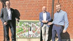 Zeigen einen der ersten neu gestalteten Verteilerkästen (v. li.): Björn Muth (EWE), Bürgermeister Michael Hannebacher und Dirk Stelling vom Ortsrat.