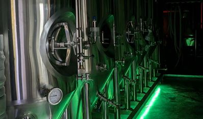 Auch in der Grasberger Brauerei wird mit großen Gefäßen gearbeitet.