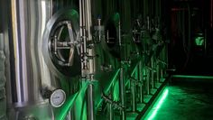 Auch in der Grasberger Brauerei wird mit großen Gefäßen gearbeitet.