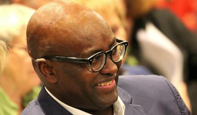 Lässt den Holocaust in einer allgemeinen rassistischen Gewaltgeschichte der Moderne aufgehen und rückt Israels Politik in die Nähe der nationalsozialistischen Judenvernichtung: der Historiker Achille Mbembe.