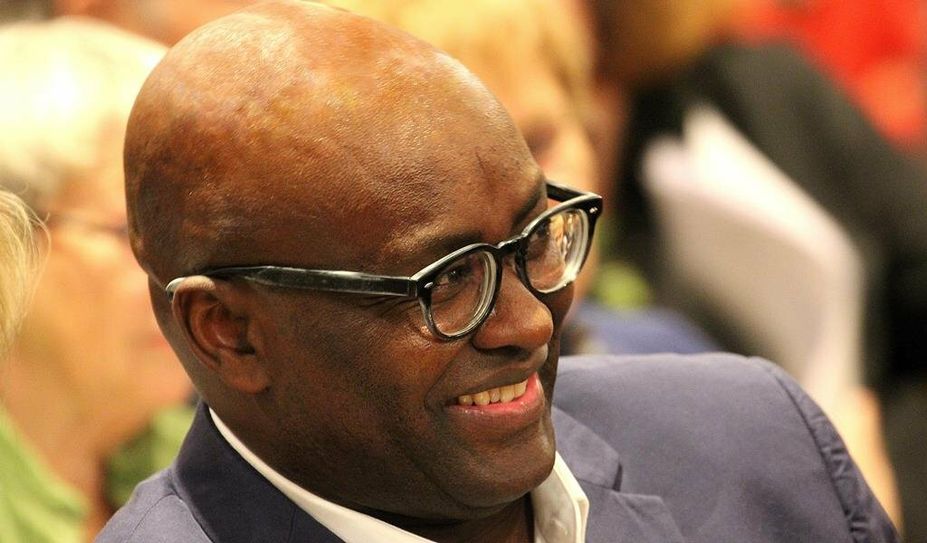 Lässt den Holocaust in einer allgemeinen rassistischen Gewaltgeschichte der Moderne aufgehen und rückt Israels Politik in die Nähe der nationalsozialistischen Judenvernichtung: der Historiker Achille Mbembe.