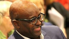 Lässt den Holocaust in einer allgemeinen rassistischen Gewaltgeschichte der Moderne aufgehen und rückt Israels Politik in die Nähe der nationalsozialistischen Judenvernichtung: der Historiker Achille Mbembe.