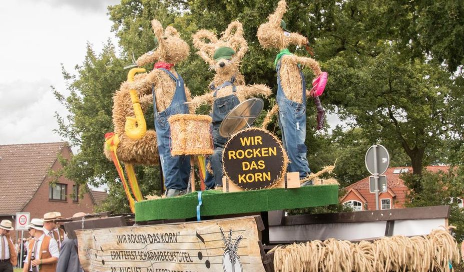 Liebevoll hergerichtete Erntewagen gibt es wieder am Sonntag, 11. September, beim Erntewagenumzug in Scharmbeckstotel zu bestaunen. Foto: eb
