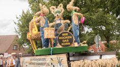 Liebevoll hergerichtete Erntewagen gibt es wieder am Sonntag, 11. September, beim Erntewagenumzug in Scharmbeckstotel zu bestaunen. Foto: eb