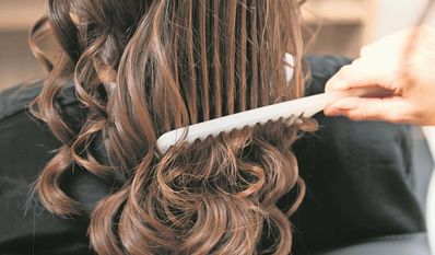 Das Friseurhandwerk ist Waltraut Wolffs große Leidenschaft. Ihre Kundschaft verschönert sie bereits seit 40 Jahren.