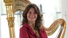 Sylvia Reiß vor einer ihrer Harfen