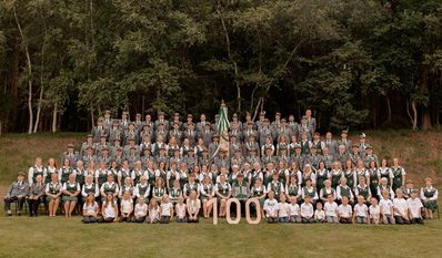 Die Mitglieder des Schützenvereins haben sich noch einmal vor der Jubiläumsfeier zusammengesetzt.