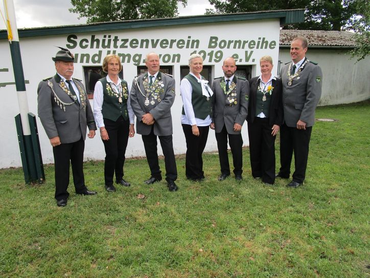 Noch dürfen sie ihren Königstitel tragen. Doch am kommenden Wochenende werden neue Majestäten auf dem Schützenfest in Bornreihe gesucht.