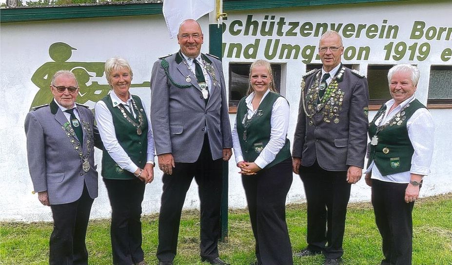 Noch dürfen sie ihren Königstitel tragen. Doch am kommenden Wochenende werden neue Majestäten auf dem Schützenfest in Bornreihe gesucht.