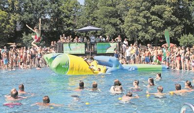 Beim Gerät „Flip“ springen die Animateure auf das eine Ende und die Badegäste fliegen in die Luft.