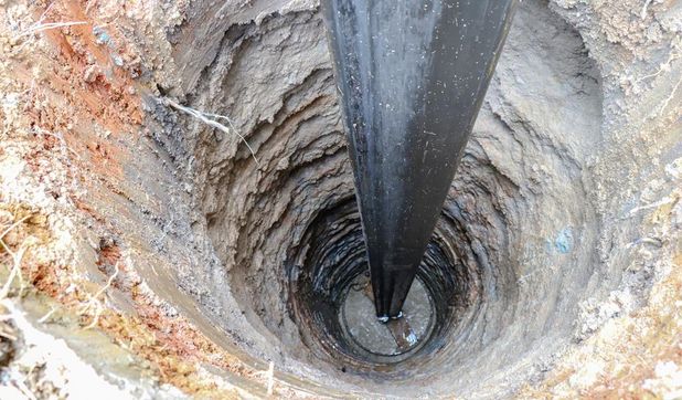 USAID bohrte nicht nur tief ins Erdreich: Die Behörde war auch immer wieder an verdeckter oder weniger verdeckter politischer Einflussnahme beteiligt.