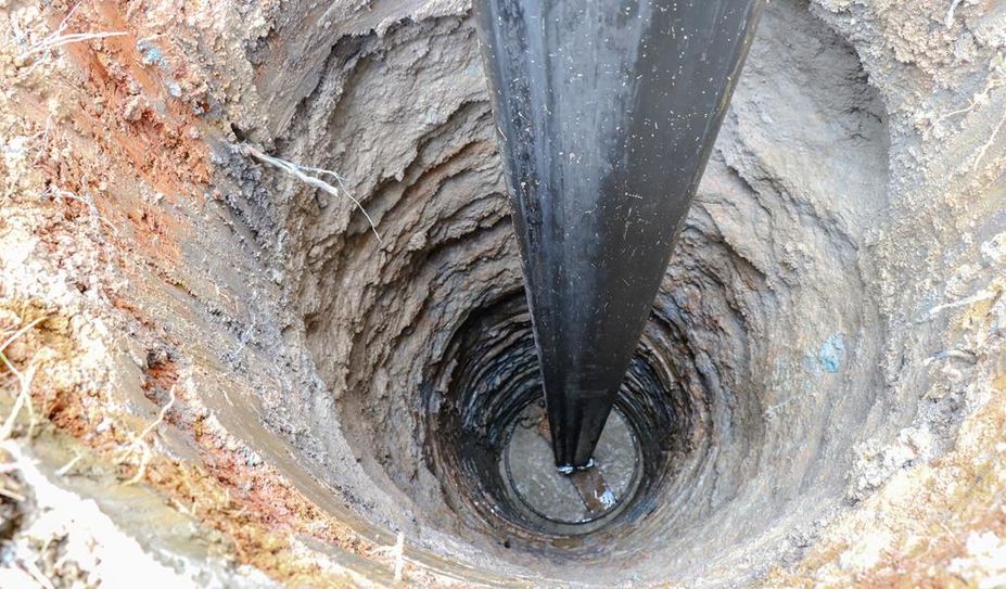 USAID bohrte nicht nur tief ins Erdreich: Die Behörde war auch immer wieder an verdeckter oder weniger verdeckter politischer Einflussnahme beteiligt.