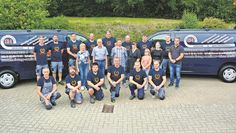 Dieter Hinners (Mitte, 2. v. li.) hat sich fürs Gruppenbild mit seiner Familie und seinen Mitarbeitenden aufgestellt.