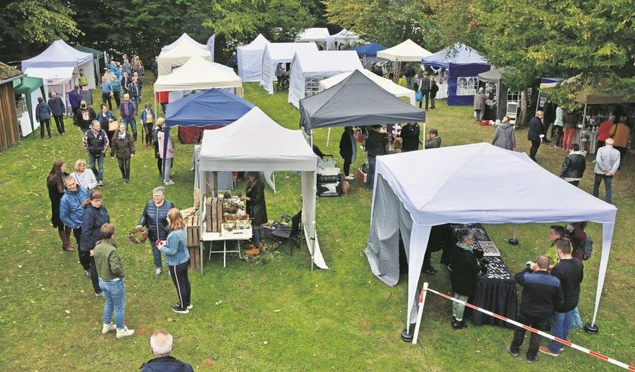 Am Sonntag, 1. Oktober, lädt der Hesedorfer Heimatverein zum Kunsthandwerkermarkt mit Erntedankfest ein. Auch das Trachtenmuseum ist geöffnet.