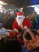 Der Weihnachtsmann hält in seinem Sack viele Überraschungen für die Kinder bereit.