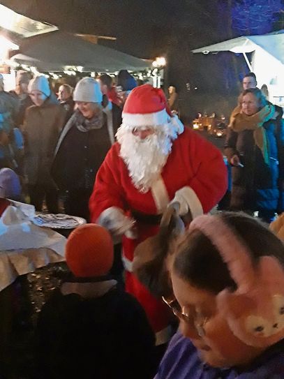 Der Weihnachtsmann hält in seinem Sack viele Überraschungen für die Kinder bereit.