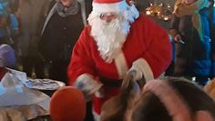 Der Weihnachtsmann hält in seinem Sack viele Überraschungen für die Kinder bereit.