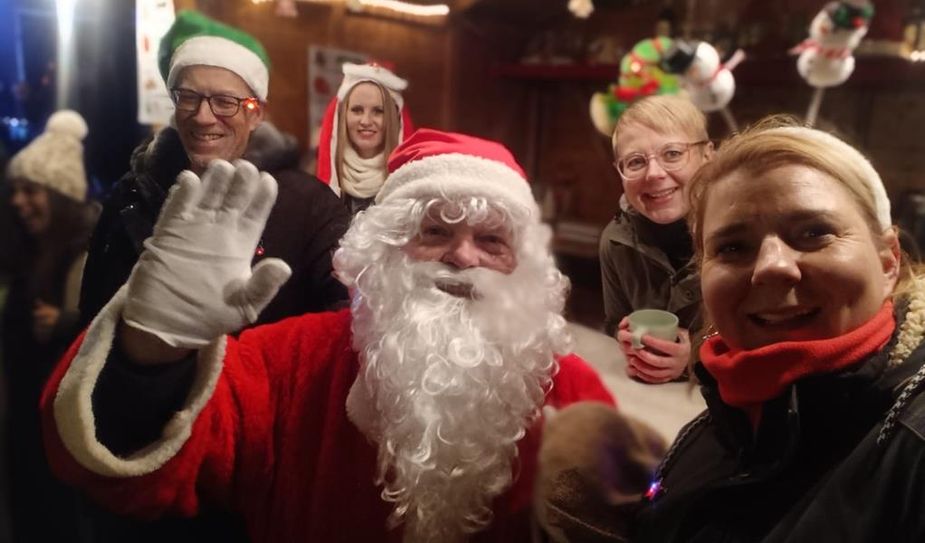 Der Weihnachtsmann hält in seinem Sack viele Überraschungen für die Kinder bereit.