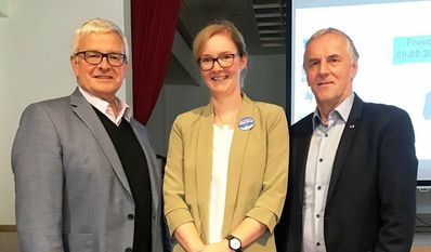 Die neue Plattdeutsch-Beauftragte Henrike Stindt mit Michael Roesberg (li.) und Hans-Hinrich Kahrs beim Schulmeistertag.