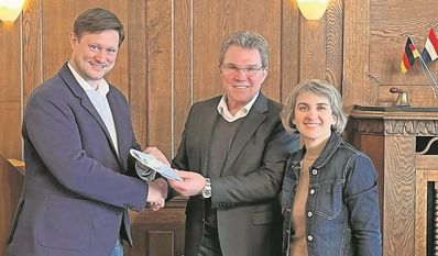 Kim Fürwentsches (links) nahm eine Spende von Jürgen Kuck und Simone Schröter entgegen. Foto: eb