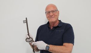 Der imposante Schlüssel ist für Eduard Gummich ein ganz besonderes Objekt.