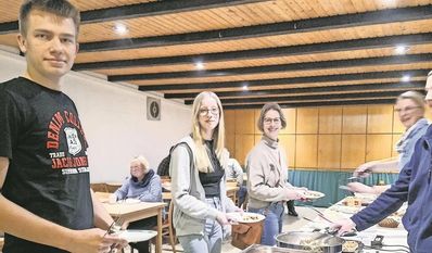 Erstspenderin Linnea Kapke mit anderen Spendern am Buffet.