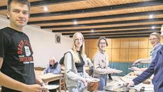 Erstspenderin Linnea Kapke mit anderen Spendern am Buffet.