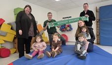 Die Kinder der DRK-Kita in Ihlpohl freuen sich über die neue Turnmatte, die der Werder-Fanclub Ritterhude gespendet hat.