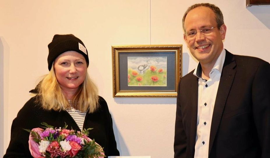 Elli Brockmann freut sich gemeinsam mit Volksbank-Vorstand Jan Mackenberg. Foto: akl