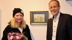 Elli Brockmann freut sich gemeinsam mit Volksbank-Vorstand Jan Mackenberg. Foto: akl