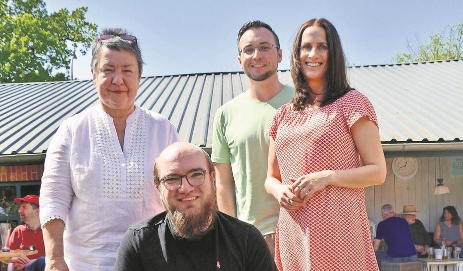 Gerrit Steffens erhielt beim Wickeln Zuspruch von Doris Brandt (v. li.), sowie von den Co-Vorsitzenden des Unterbezirksvorstands Rotenburg, Sebastian Brandt und Ina Helwig.