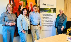 Wollen die Vereinbarkeiten in den betrieben mit frischen Ideen voranbringen: (v. l.) ÜBV-Geschäftsführerin Ilka Holsten, Dagmar Michaelis, Christoph Reuter und Yvonne Hinck.