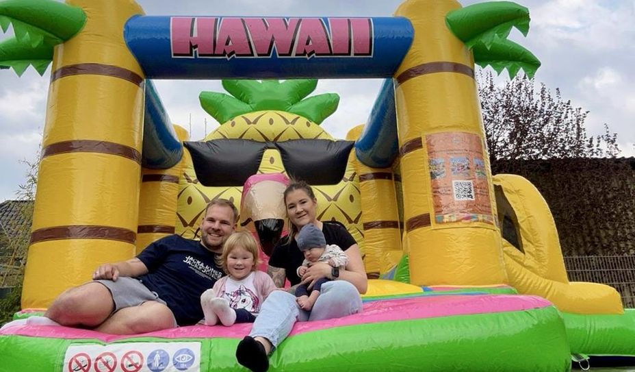 Daniel und Natalie Güse verleihen drei verschiedene Hüpfburgen.